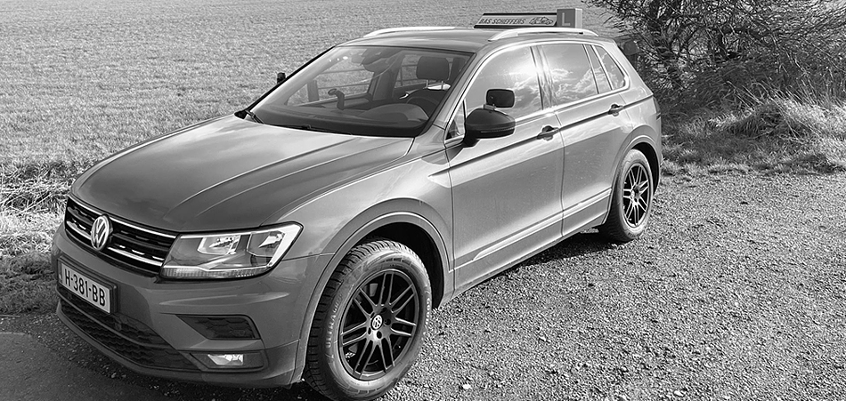 De lesauto van Autorijschool Bas Scheffers, een Volkswagen Tiguan